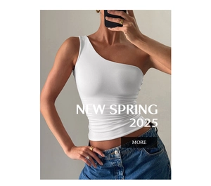 Nahaufnahme des weißen One-Shoulder-Yoga-Tops aus geripptem Stoff mit eleganten Falten