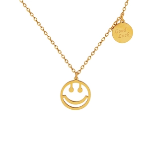 Elegante collar dorado con colgante de carita sonriente y moneda de Good Luck