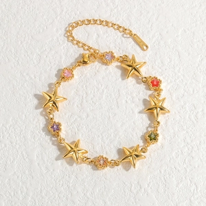 Bracelet doré en acier inoxydable avec fleurs en zircon colorées et étoiles sur fond blanc
