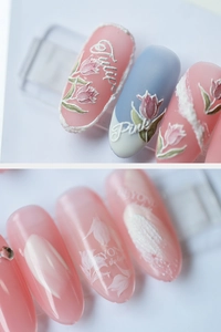 Makroaufnahme von 5D-Tulpen-Nagelstickern mit mattem Finish und Relief-Effekt