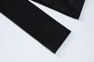 Détail rapproché d'un tissu noir avec des fils métalliques argentés scintillants fins