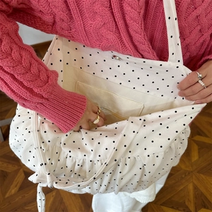 Innenansicht mit praktischer Innentasche einer weißen Canvas-Tasche mit schwarzen Punkten