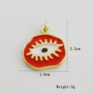 Dettaglio del ciondolo occhio in smalto rosso placcato oro 18K con dimensioni di 2,2 cm