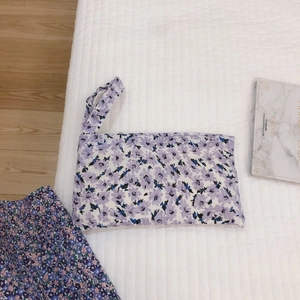 Mini sac en tissu à motif floral violet avec dragonne pratique pour le rangement