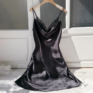 Nuisette élégante en satin noir avec dentelle délicate au décolleté et fines bretelles