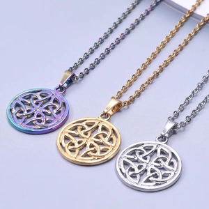 Trois pendentifs nœud celtique en or argent et aurore avec fines chaînes en acier