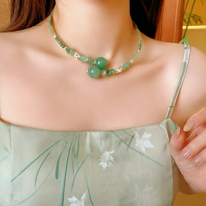 Dettaglio della collana di perline in giada verde con accenti in metallo argentato