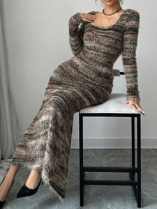 Elegante abito lungo in maglia grigia con scollo a U e dettaglio a spacco