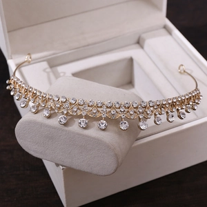 Détail du diadème de mariée doré avec strass scintillants sur un présentoir à bijoux