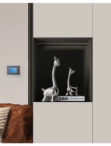 Primer plano de figuras de jirafas de cerámica plateada en un mueble de interior de lujo