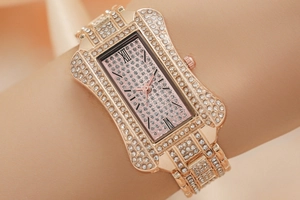 Detailansicht der Luxusuhr in Roségold mit diamantbesetzter Lünette und rosa Zifferblatt