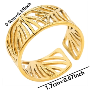 Vue détaillée bague feuille évidée dorée avec dimensions 0,9cm largeur et 1,7cm diamètre