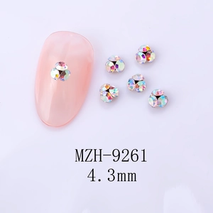 Vue macro de strass pour ongles en cristal AB de 4,3 mm disposés en forme de trèfle