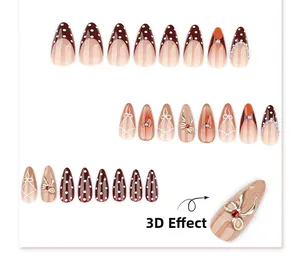 Détail des nœuds 3D avec pierres rouges sur des faux ongles de forme amande