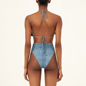 Vue arrière du bikini bleu aspect denim avec liens licou et détails du dos taille haute