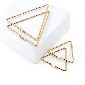 Pendientes triangulares de acero inoxidable chapado en oro de 18 quilates en base blanca
