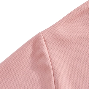 Nahaufnahme der Schulternaht und feinen Stoffstruktur eines rosa Kurzarm-Poloshirts
