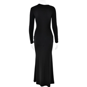 Vue arrière d'une robe longue noire moulante avec un élégant ourlet en queue de sirène