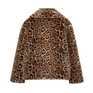 Vue détaillée du dos d'une veste courte en fausse fourrure avec imprimé léopard marron