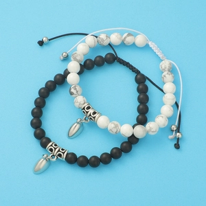 Detailansicht der Herzanhänger an Armbändern aus mattem Achat und weißem Türkis