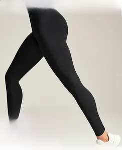Détail du legging de yoga noir taille haute avec coupe 3D et tissu extensible sans couture