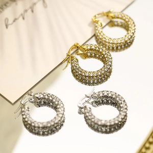 Französische geometrische Creolen mit Pavé-Kristallen in Gold und Silber