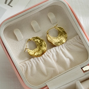Light luxury gold stainless steel crescent earrings with elegant hammered texture