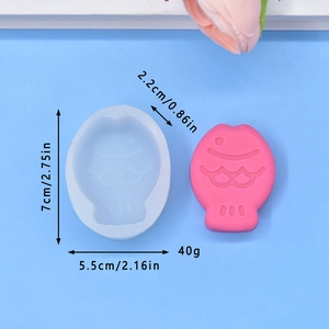 Vue détaillée de la taille du moule en silicone poisson et résultats en résine rose
