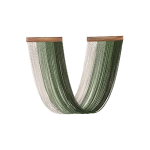 Arazzo tessuto boho con pali in legno e gradiente da beige a verde scuro