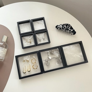 Boîtes d'affichage flottantes en film PE noir pour bijoux de différentes tailles et styles