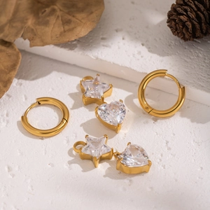 Boucles d'oreilles en acier inoxydable doré 18 carats avec étoiles, cœurs et zircons
