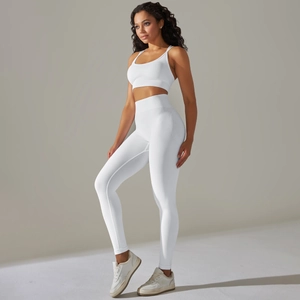 Dettaglio del set da yoga bianco senza cuciture con leggings e reggiseno sportivo elastico