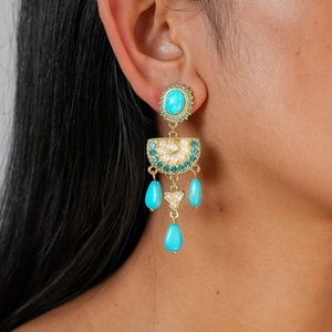 Bohemian drop earrings with turquoise stones and white pearls in a gold-plated vintage style