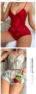 Vue détaillée du pyjama en soie rouge et champagne avec caraco en satin et mini-short
