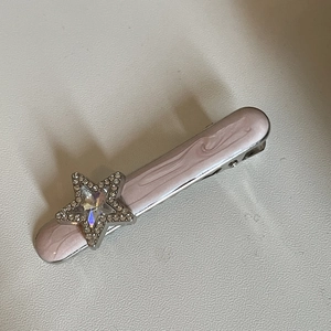 Barrette à cheveux effet marbre rose avec étoile argentée sertie de strass brillants