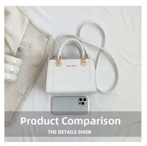 Détail du petit sac blanc en cuir litchi avec logo miss.mini doré élégant