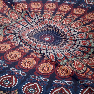Détail macro de la texture dense du tissu et de l'impression mandala bleu complexe
