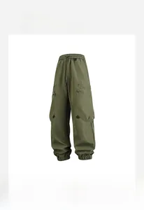 Detalle de pantalones cargo verde oliva con cintura con cordón y bolsillos laterales de solapa