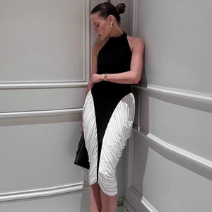 Detail eines schwarz-weiß kontrastierenden Kleides mit seitlichen Raffungen