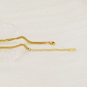 Poliertes 18K Gold Gliederkette Halskette mit K18 Stempelanhänger auf weißem Stoff