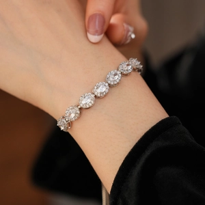 Vue macro d'un bracelet vintage en argent avec zircons ovales et sertissage en halo