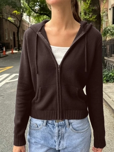 Détail du sweat à capuche tricoté marron foncé avec fermeture éclair et bords-côtes