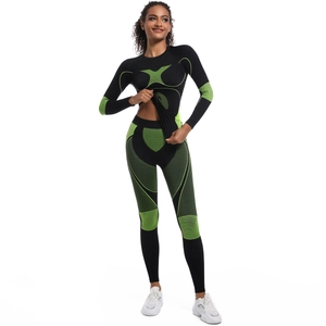 Détail d'un ensemble de yoga noir sans couture avec des motifs tricotés vert fluo