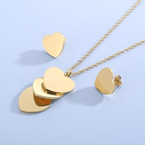 Ensemble collier pendentif cœur et boucles d'oreilles en acier doré sur fond bleu