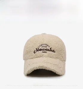 Détail de la casquette de baseball en laine d'agneau chaude avec broderie Newaska 1985