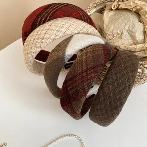 Set di cerchietti retrò in tweed a quadri con imbottitura ed etichetta a mano