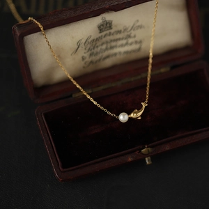 Collier dauphin en plaqué or 18K avec une perle d'eau douce dans une boîte vintage