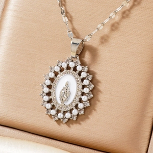 Détail du pendentif Vierge Marie en argent avec perles et zircons sur satin de soie