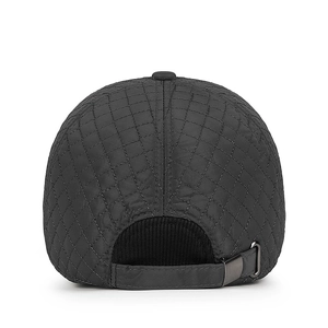 Cappello da baseball invernale da uomo con paraorecchie, vista posteriore con fibbia in metallo