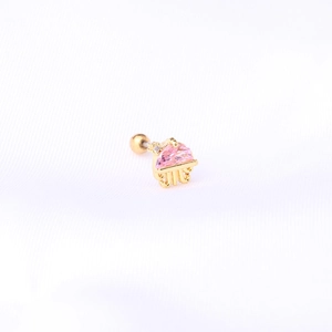 Détail du piercing méduse doré orné d'un zircon rose et d'un fermoir à boule vissée